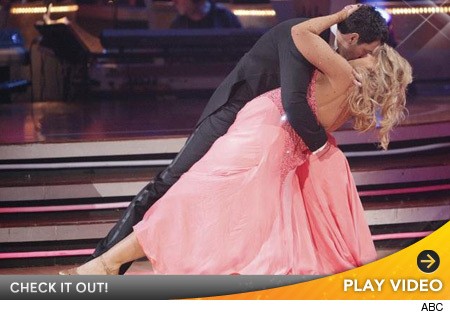 Một nụ hôn nữa của cặp đôi Kirstie Alley và Maksim cũng tại mùa giải thứ 13, 2011. Ảnh: ABC